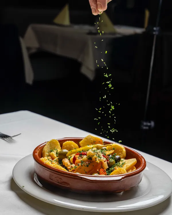 Bacalhau, mit frischer Petersilie angerichtet