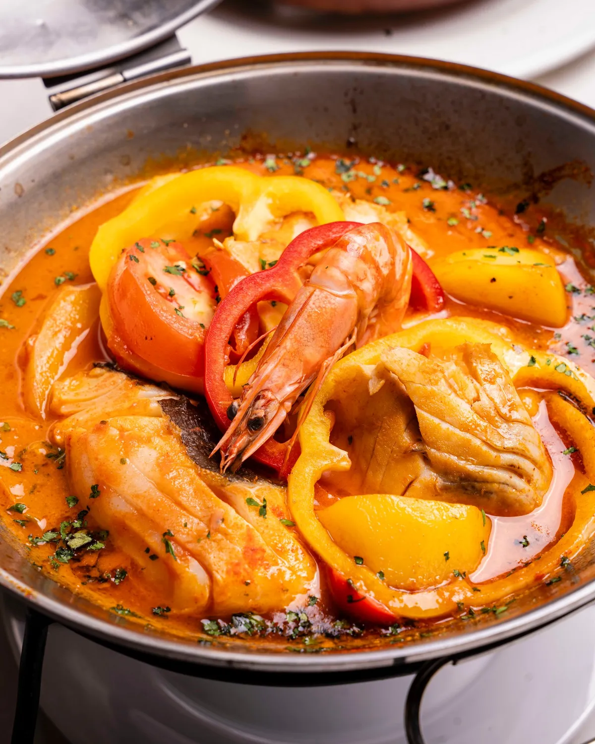 Cataplana mit Gambas und Fisch