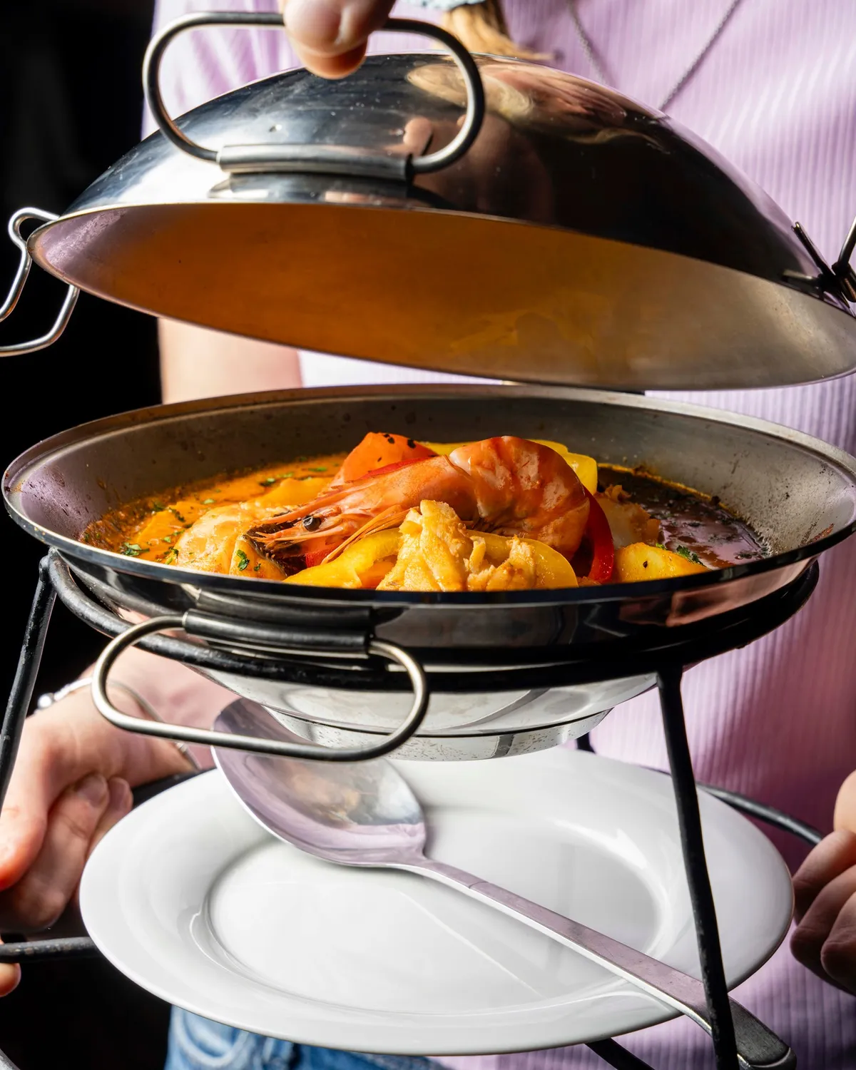 Eine Cataplana mit Gambas wird am Tisch serviert