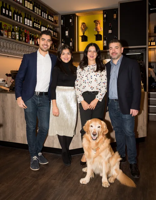 Die Familie heute in der Adega Nau – mit Golden Retriever Mick, Tacos Nachfolger.
