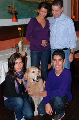 Manuela und Carlos mit Melanie, Marc – und Golden Retriever Taco