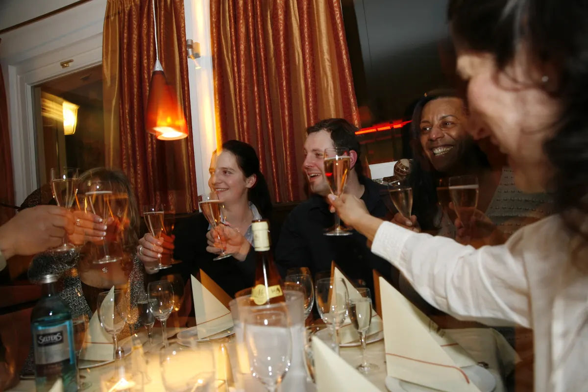 Gäste stoßen bei einer Feier im Restaurante Porto an