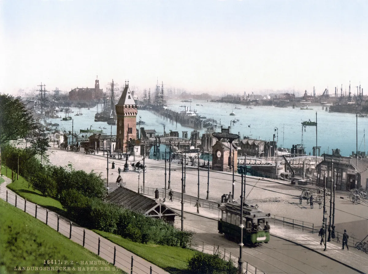 Die Landungsbrücken um 1900, wenige Schritte von unserer Haustür. (Photochrom, Library of Congress / Wikimedia Commons, gemeinfrei)