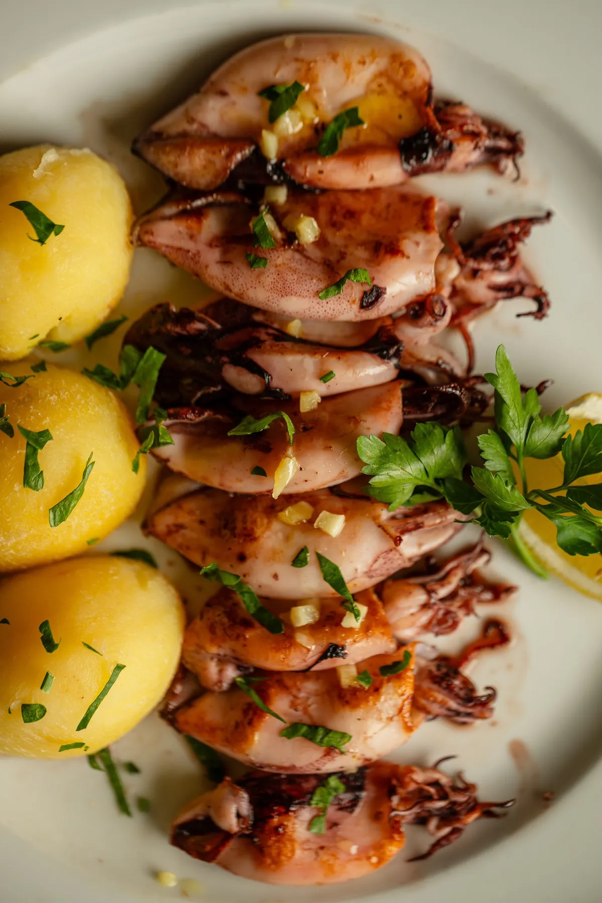 Gegrillte Lulas mit Kartoffeln