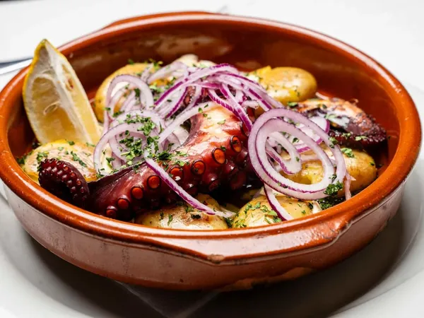 Polvo à Portuguesa in der Tonschale