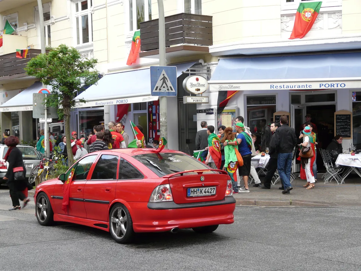 Und das Viertel heute: Wenn Portugal spielt, hängt die Ditmar-Koel-Straße voller Flaggen – direkt vor unserer Tür.